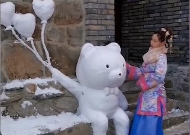 拼盘 2图/慈父为女儿准备圣诞礼物 用雪堆出玩具熊