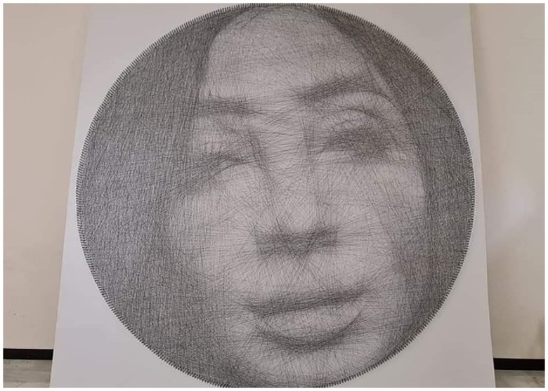 拼盘 2图/艺术家用钉及线 制巨型肖像画创世绩