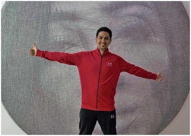 拼盘 2图/艺术家用钉及线 制巨型肖像画创世绩