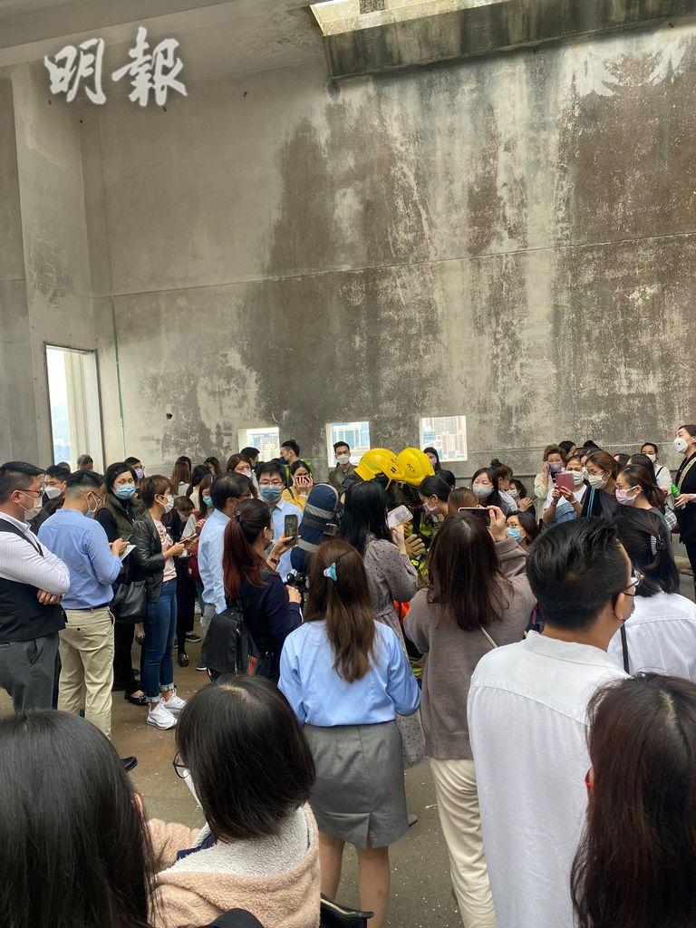 换文更新 港世贸中心火灾 14人吸浓烟送院 疏散1200多人