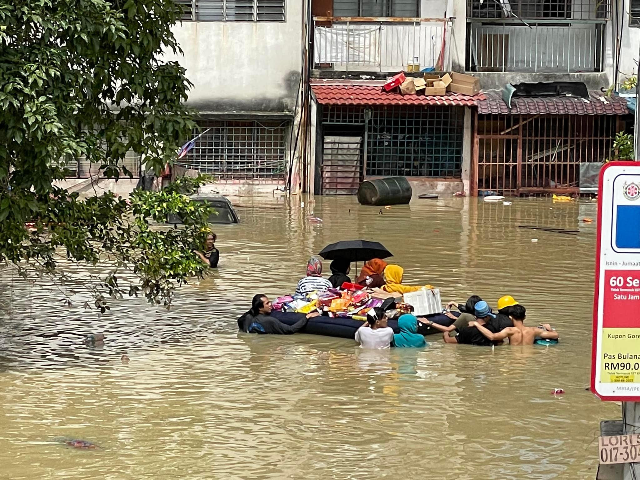 控诉官方救援驰援不力  灾民：求救被推来推去