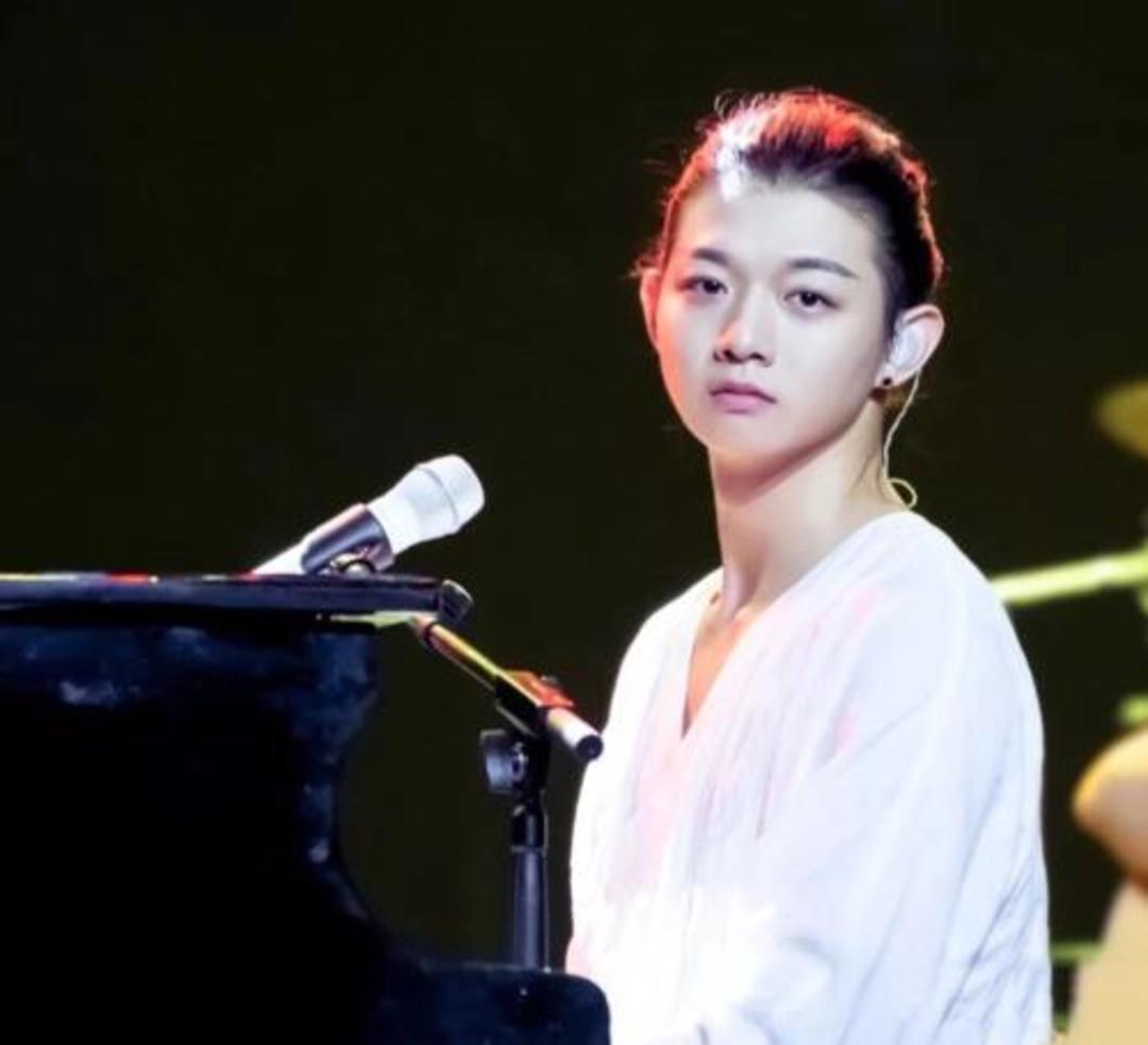 控霍尊劈腿约炮 前女友涉敲诈勒索被抓