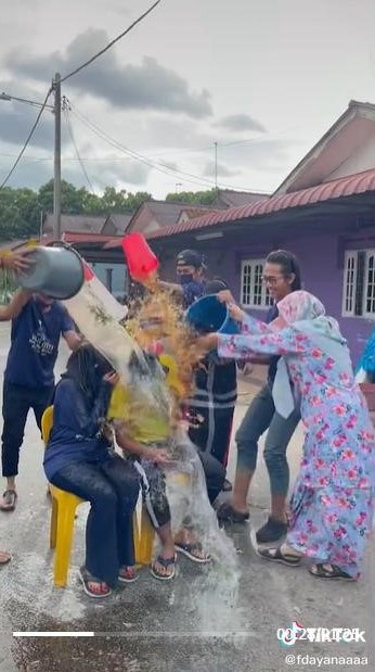 新人婚礼后被浇成落汤鸡 家人:谁敢跟马六甲人结婚?