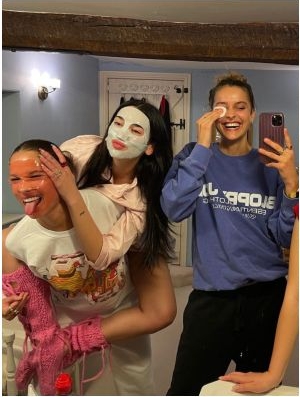 晒圣诞派对辣照不见男友踪影 杜娃黎波传2年恋情破局