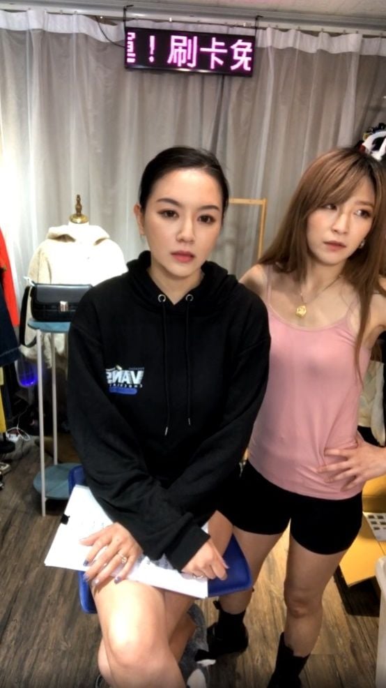 李妍瑾曝被弹头强压摸奶 与信交往是另一个地狱