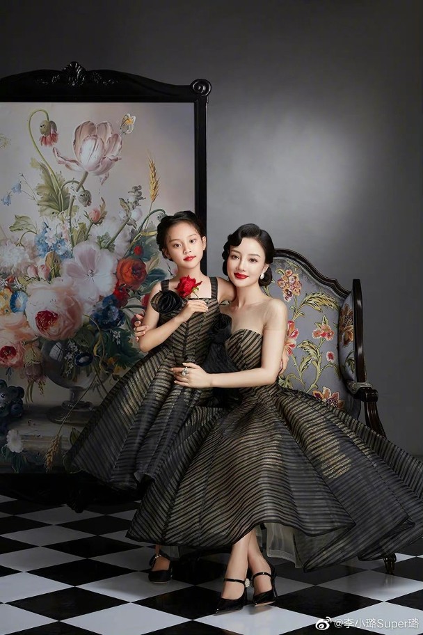 李小璐贾乃亮复合实锤? 网揪3巧合偷秀恩爱