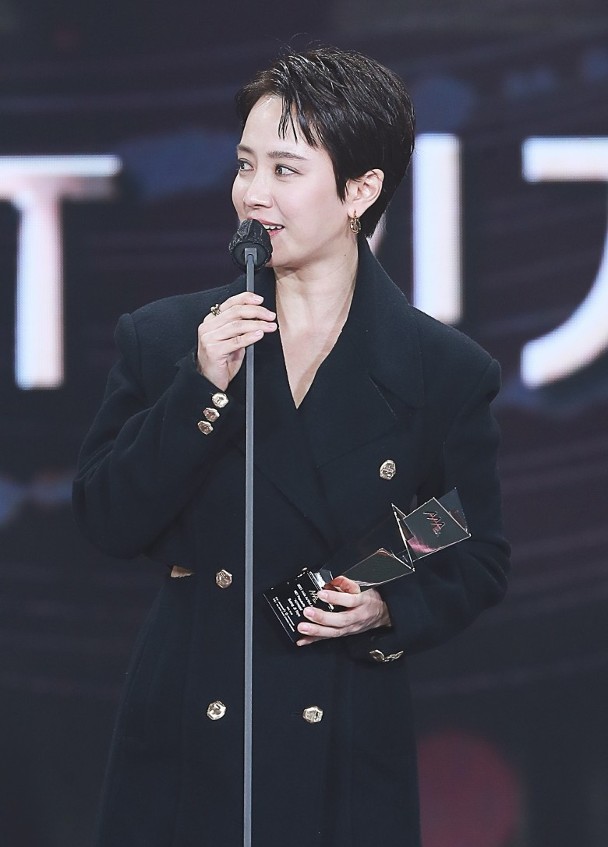 李政宰下机免隔离直奔AAA领奖 宋智孝短发造型被批“像大妈”	