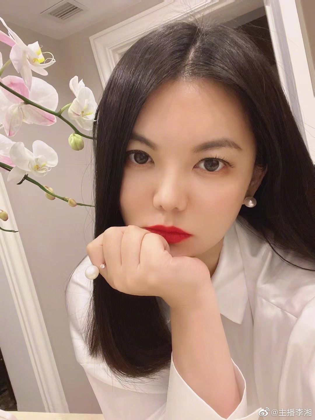 李湘离婚风波后首现身 ​与神秘男外出遇车祸