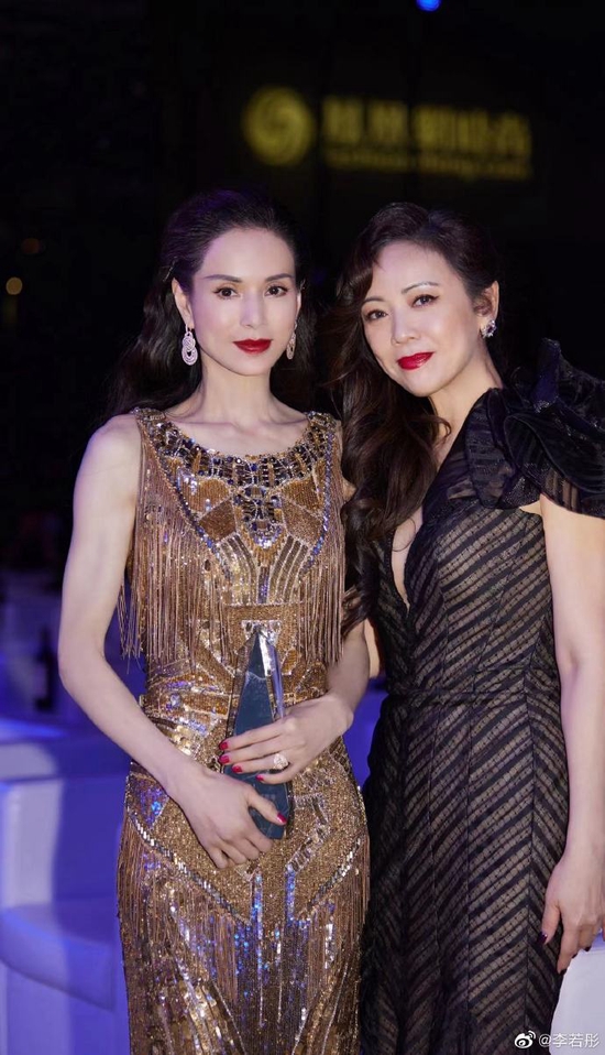 李若彤追星成功 激动晒与邓萃雯合照