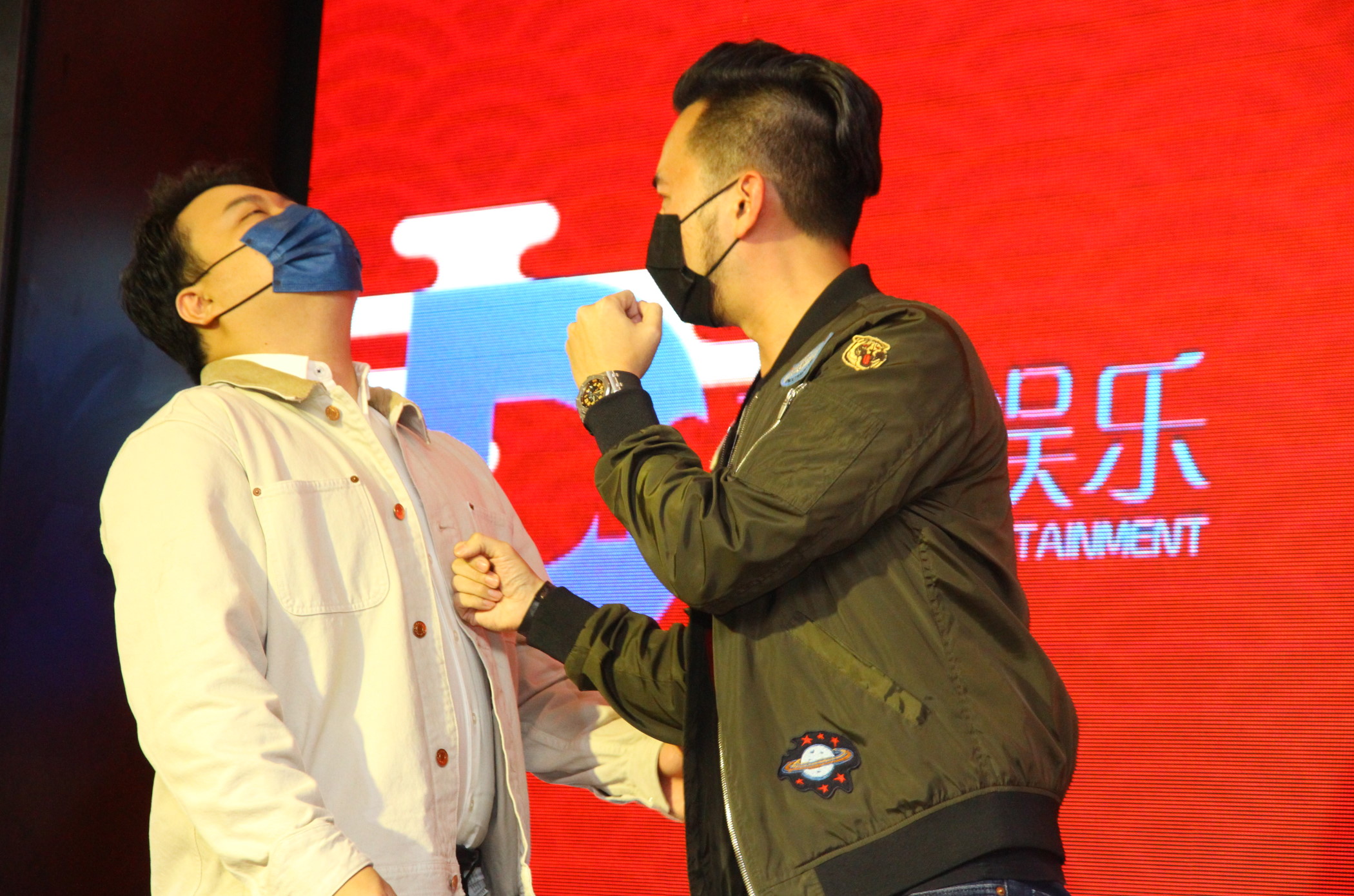 林德荣拍新年网剧演玉帝 调侃卓卉勤嫦娥装“难搞”