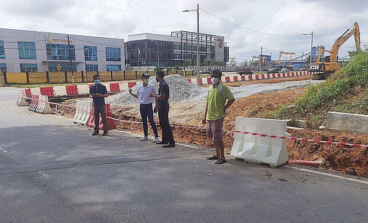 柔《新闻》泗隆新村出入口加宽现危机，当局受促在路口建交通灯