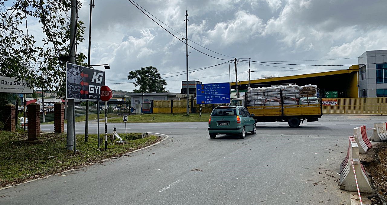 柔《新闻》泗隆新村出入口加宽现危机，当局受促在路口建交通灯