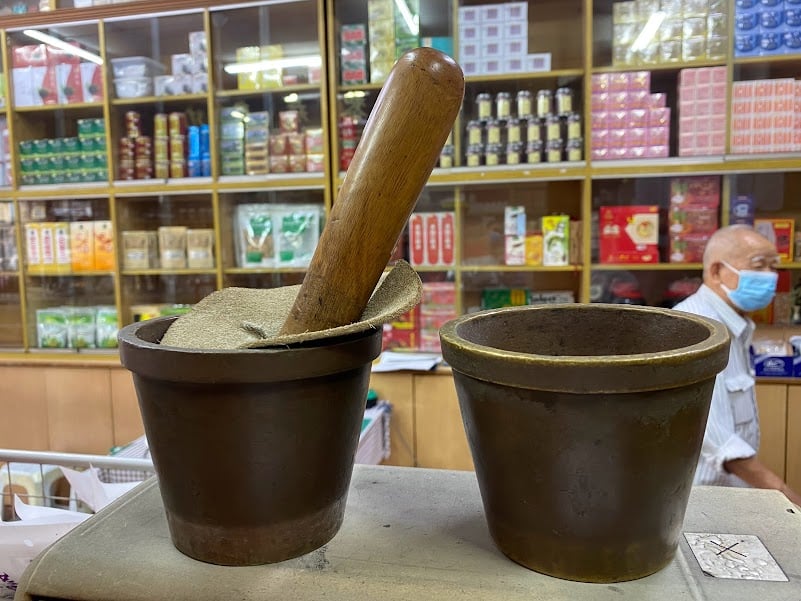 柔：【这些人那些事】中药行昔日处理药材使用  传统做药器具 成珍藏品