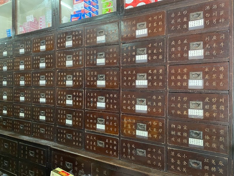 柔:【这些人那些事】中药行昔日处理药材使用 传统做药器具 成珍藏品
