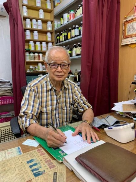 柔：【这些人那些事】中药行昔日处理药材使用  传统做药器具 成珍藏品