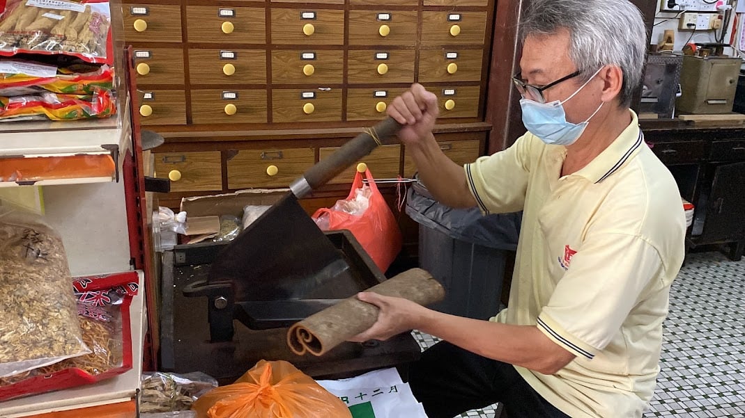 柔:【这些人那些事】中药行昔日处理药材使用 传统做药器具 成珍藏品