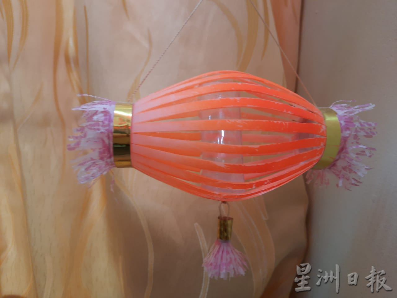 柔:今日面谱:75岁老人,巧思妙想用塑料瓶制作灯笼