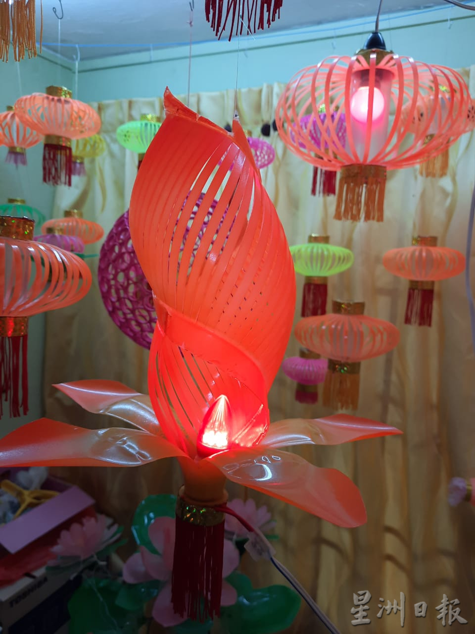 柔:今日面谱:75岁老人,巧思妙想用塑料瓶制作灯笼