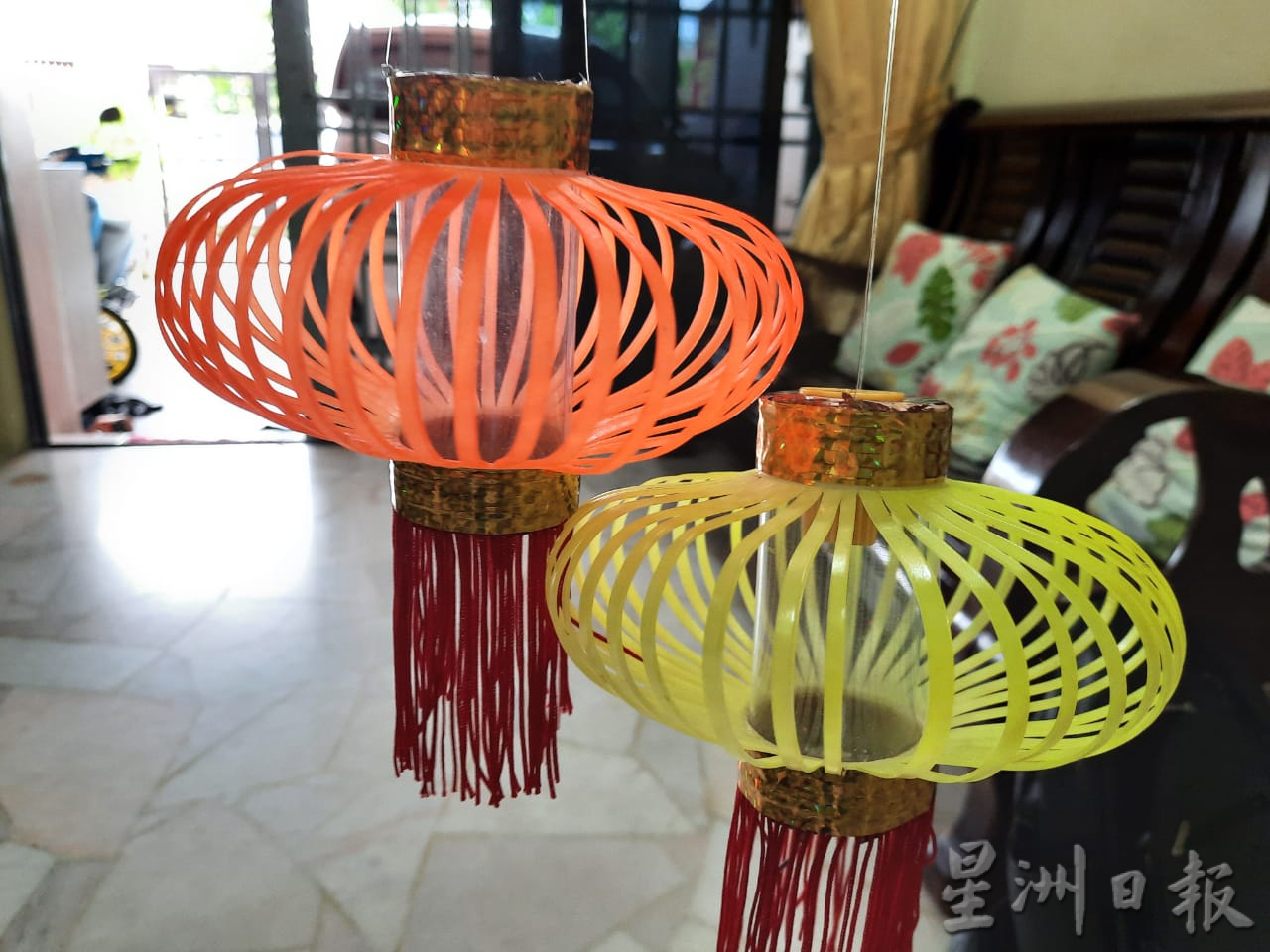 柔:今日面谱:75岁老人,巧思妙想用塑料瓶制作灯笼