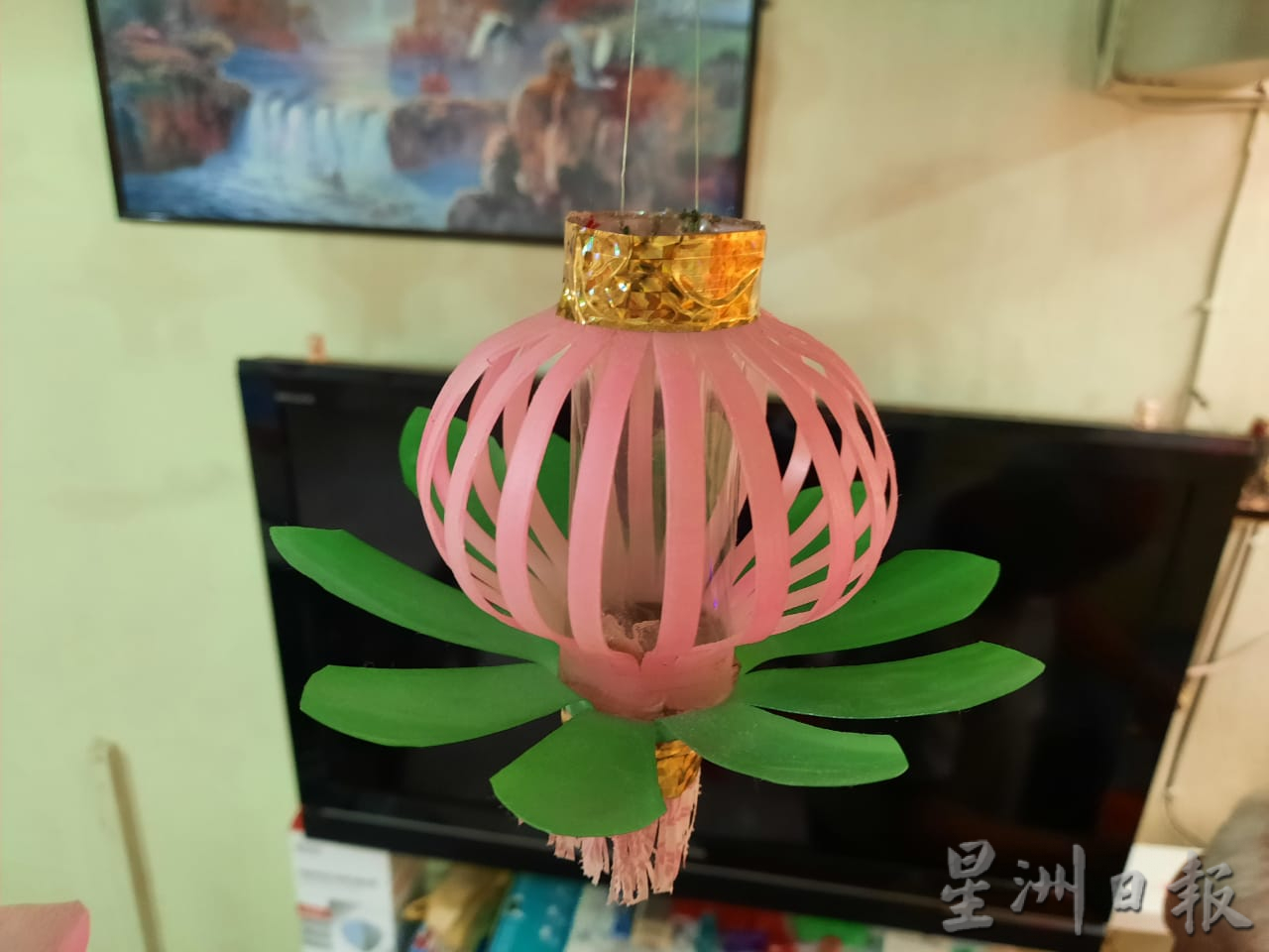 柔:今日面谱:75岁老人,巧思妙想用塑料瓶制作灯笼