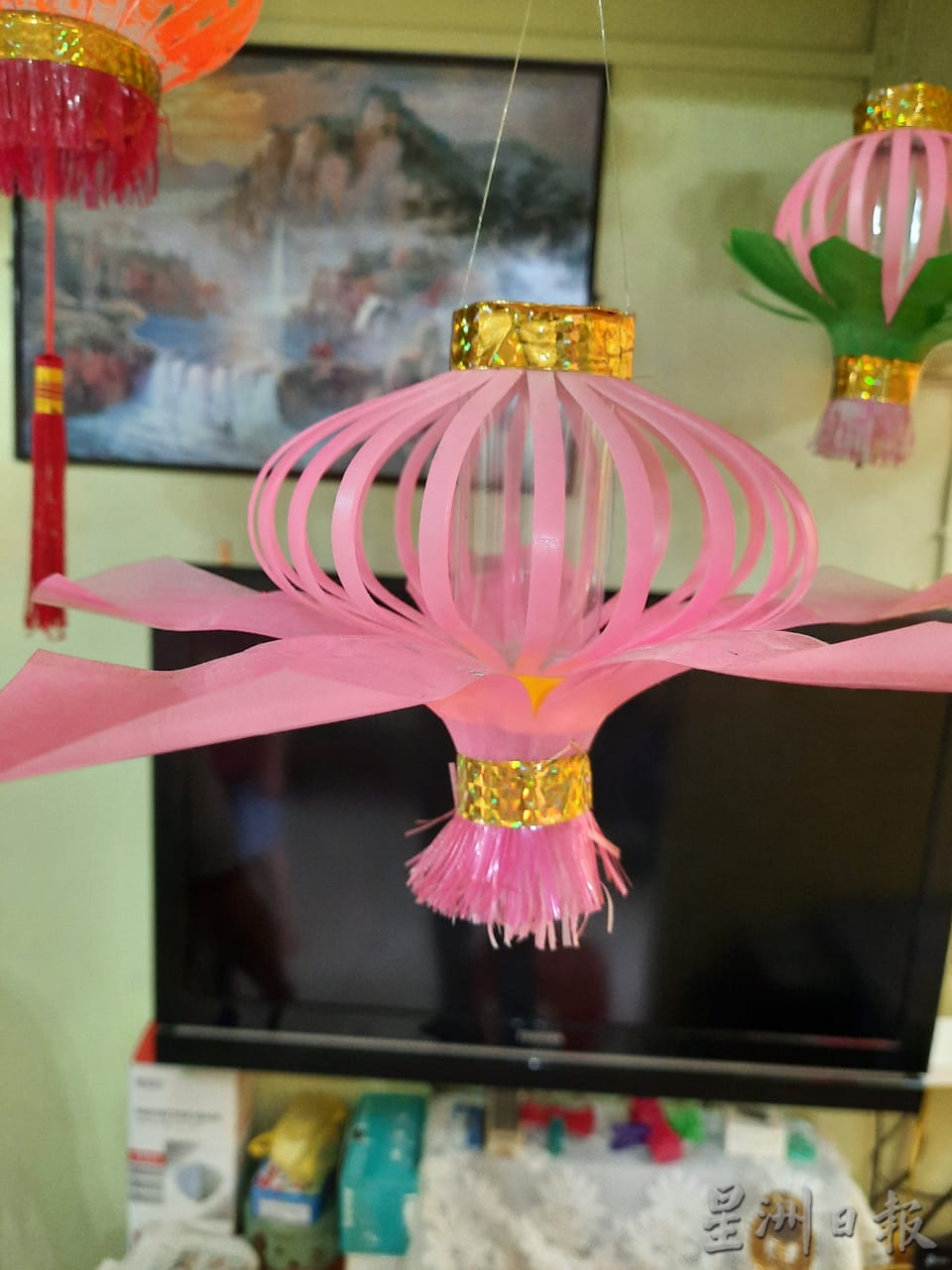 柔:今日面谱:75岁老人,巧思妙想用塑料瓶制作灯笼