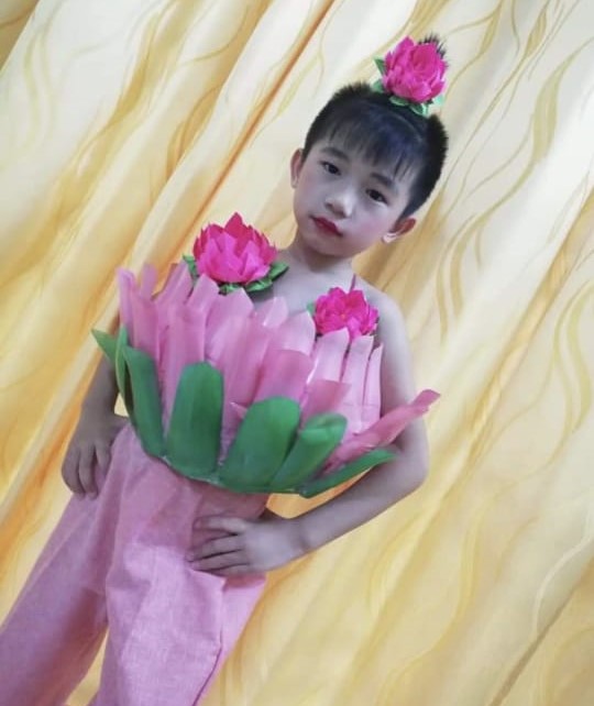 柔:今日面谱:75岁老人,巧思妙想用塑料瓶制作灯笼