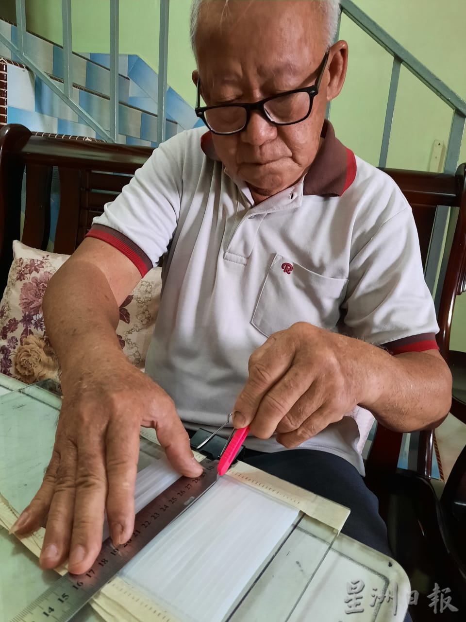 柔:今日面谱:75岁老人,巧思妙想用塑料瓶制作灯笼