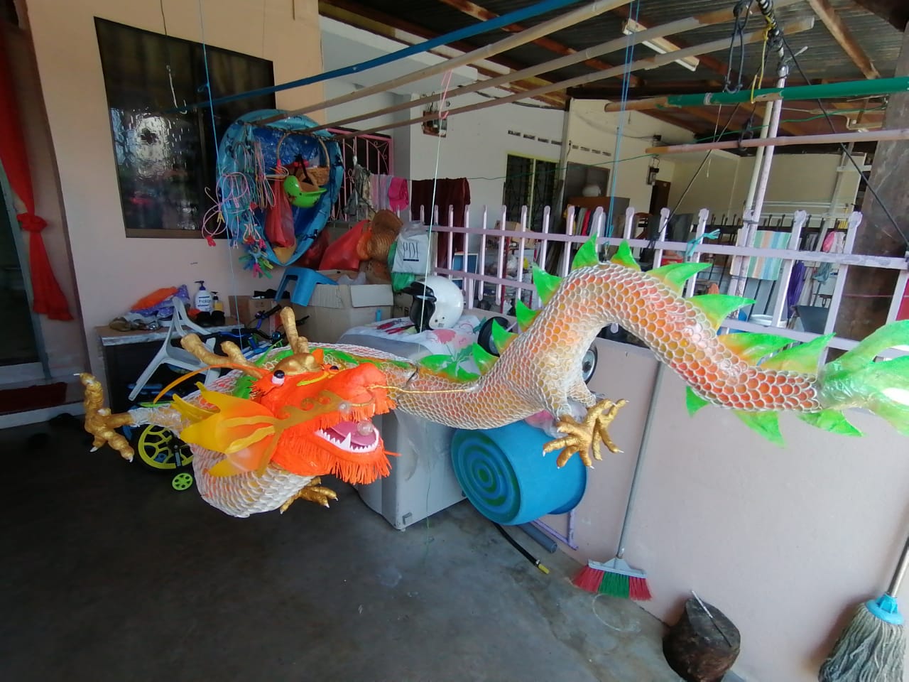 柔:今日面谱:75岁老人,巧思妙想用塑料瓶制作灯笼