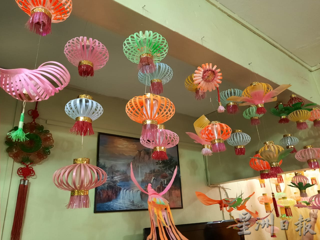 柔:今日面谱:75岁老人,巧思妙想用塑料瓶制作灯笼