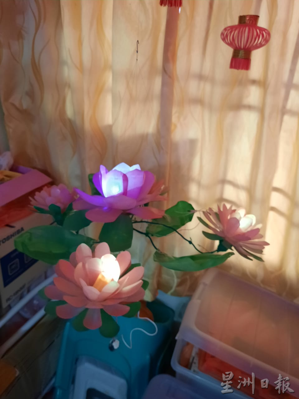 柔:今日面谱:75岁老人,巧思妙想用塑料瓶制作灯笼