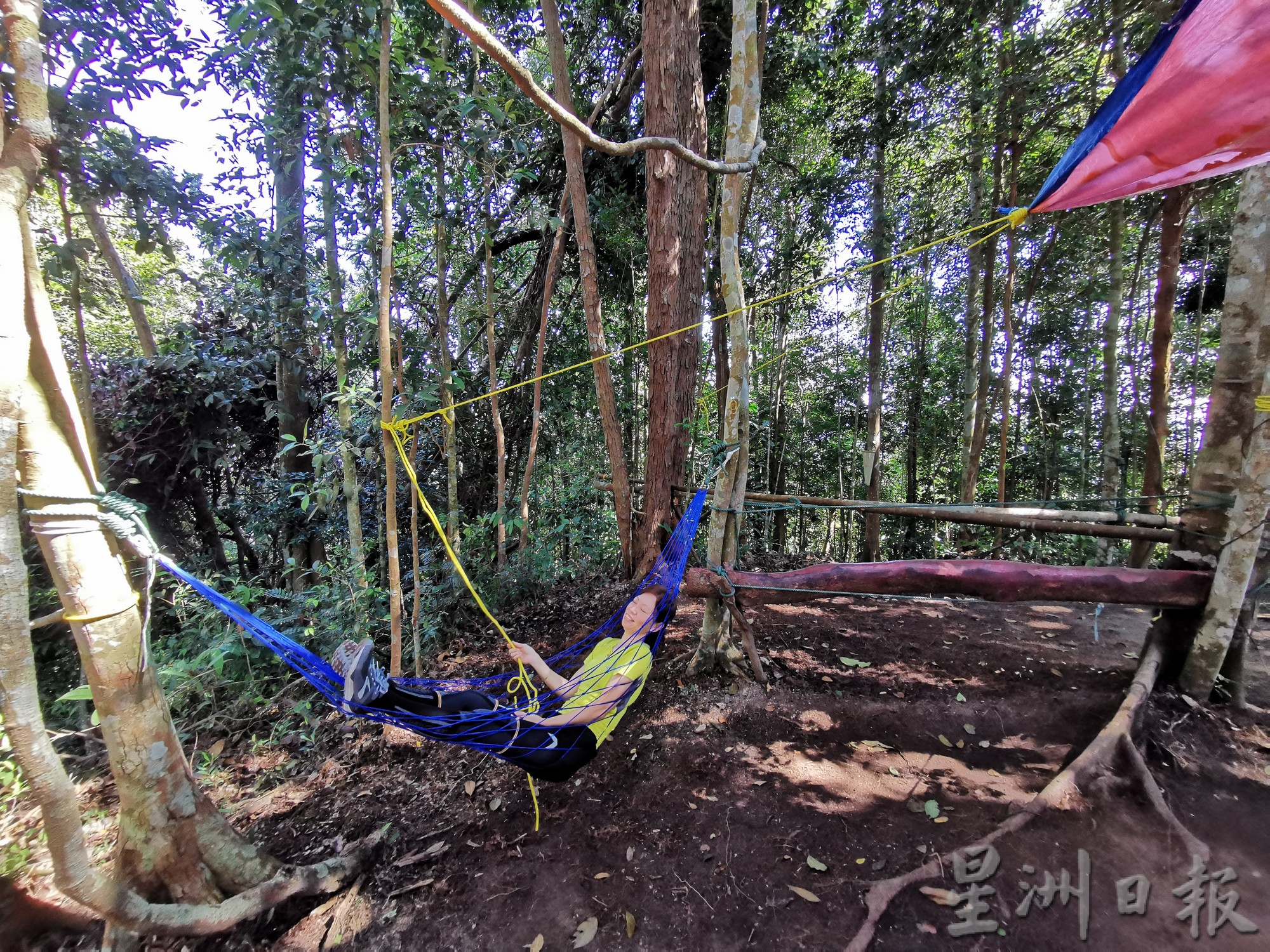 柔：封面：善心美事：登山者边爬山边护山，清理垃圾增安全设施