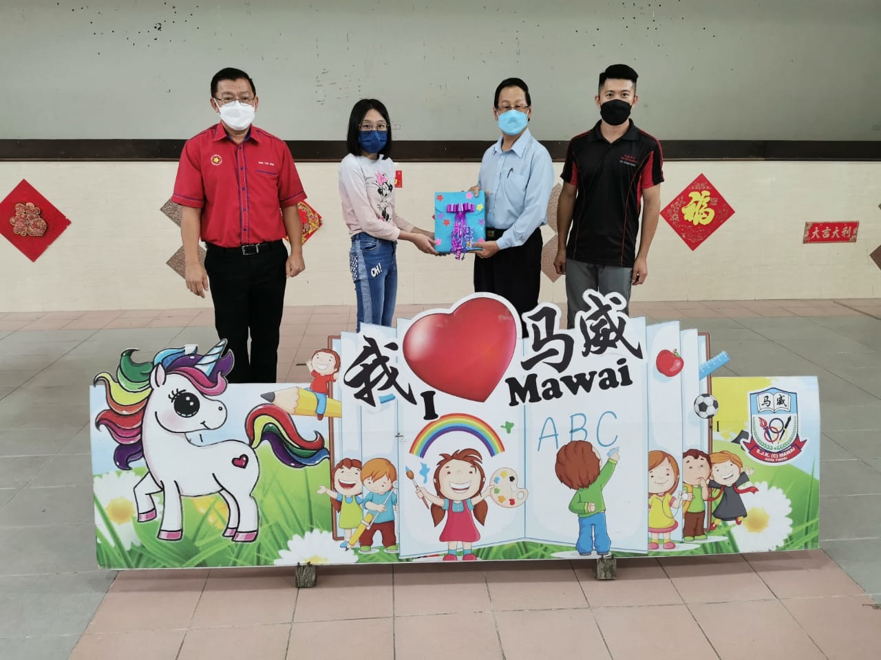 柔:新闻:马威华小学生变装英雄、公主庆儿童节