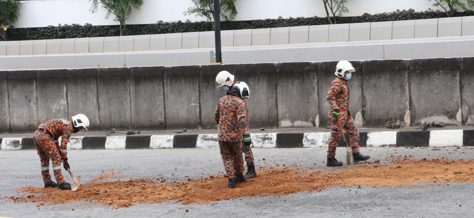 柔:汽车撞分界堤,新国男女送医