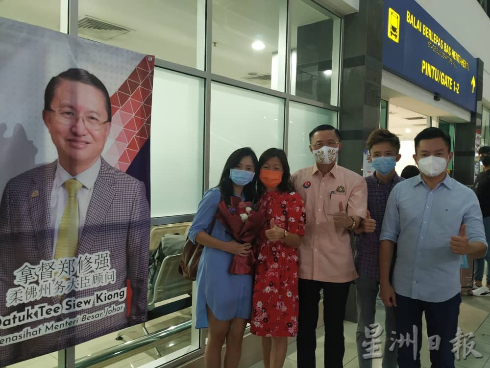 柔:陆路VTL返马,郑修强携家人迎接次女返国