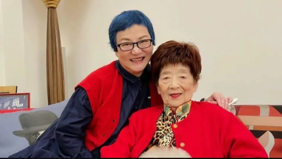 母女合照被盗用做广告 张小燕动怒飙骂：这是诈欺