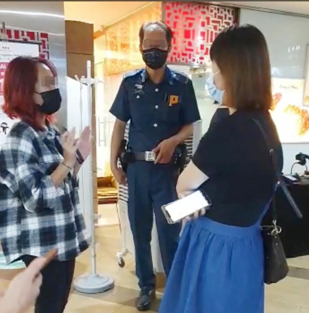 母通过vtl来新到商场用餐 职员阻挡称“大马人不许进入”