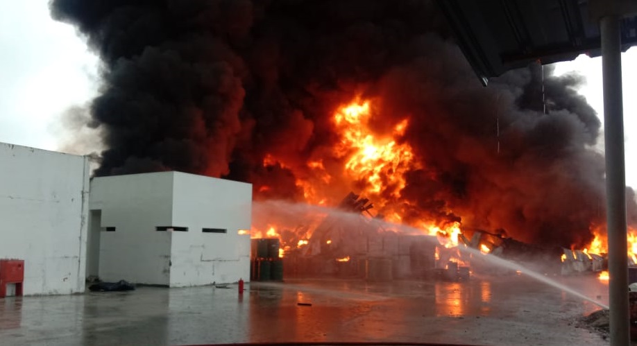 民万工厂大火猛烧 灌救行动仍进行中