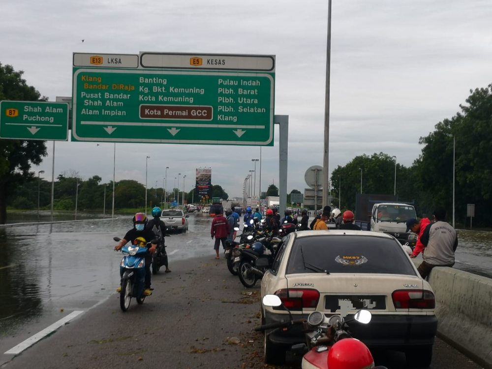 水太深走不了!沙亚南大塞车进退两难