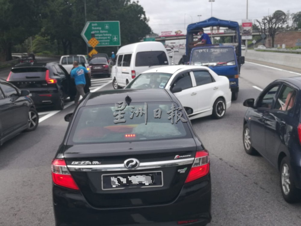 水太深走不了!沙亚南大塞车进退两难