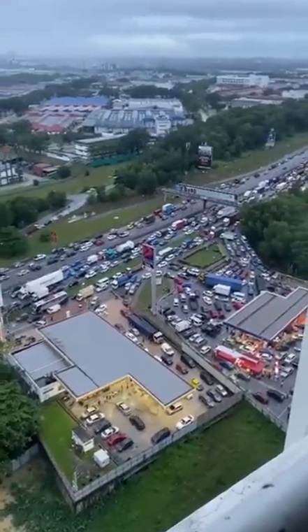 水太深走不了!沙亚南大塞车进退两难