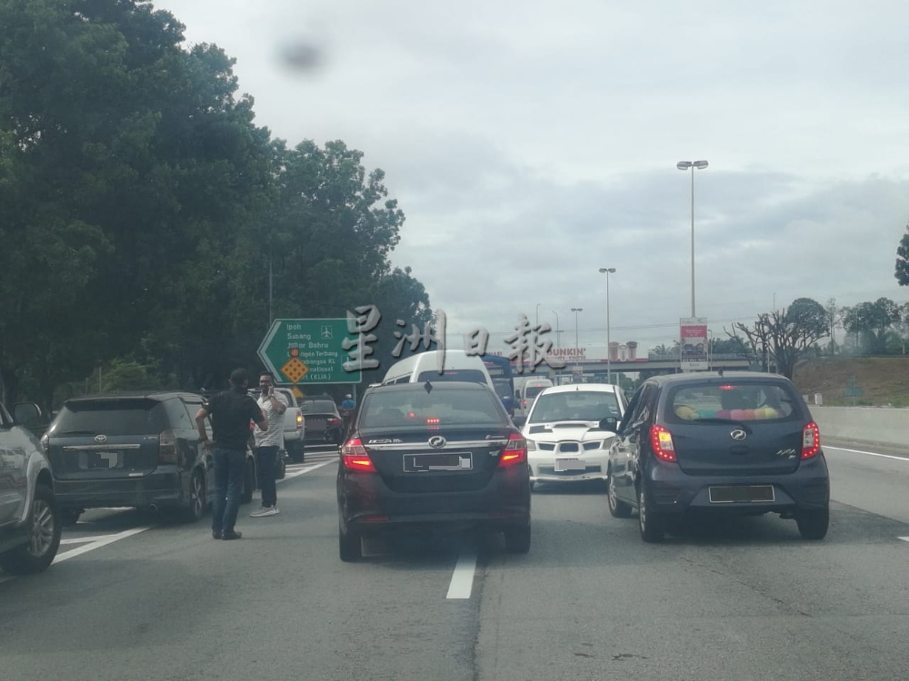 水太深走不了!沙亚南大塞车进退两难