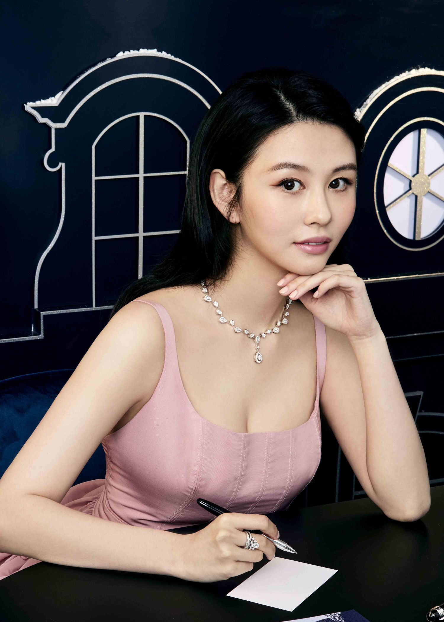 沈月为幕前演出试水温  拍珠宝广告化身优雅公主