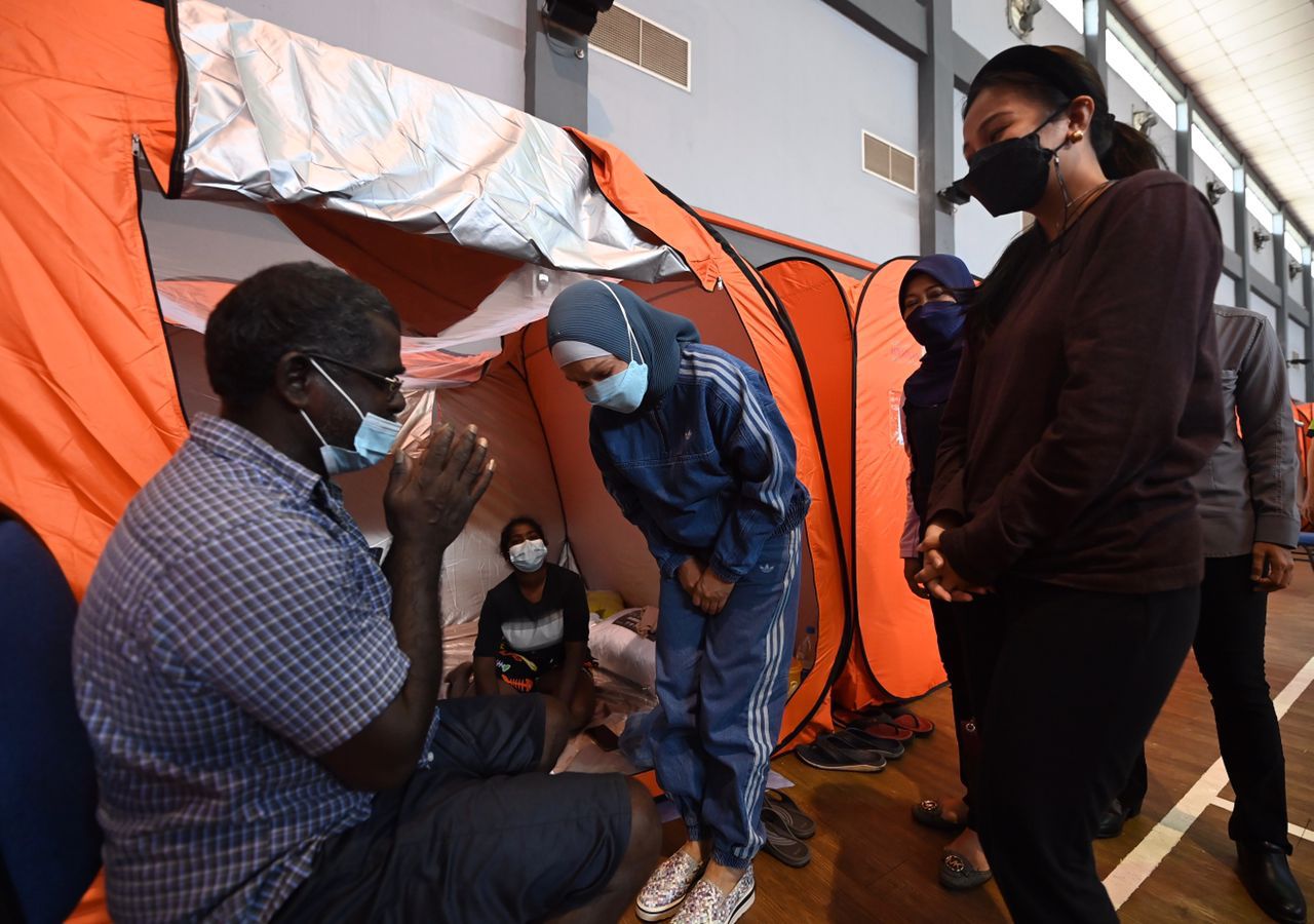 没有保镖与排场 首相夫人女儿慰问灾黎