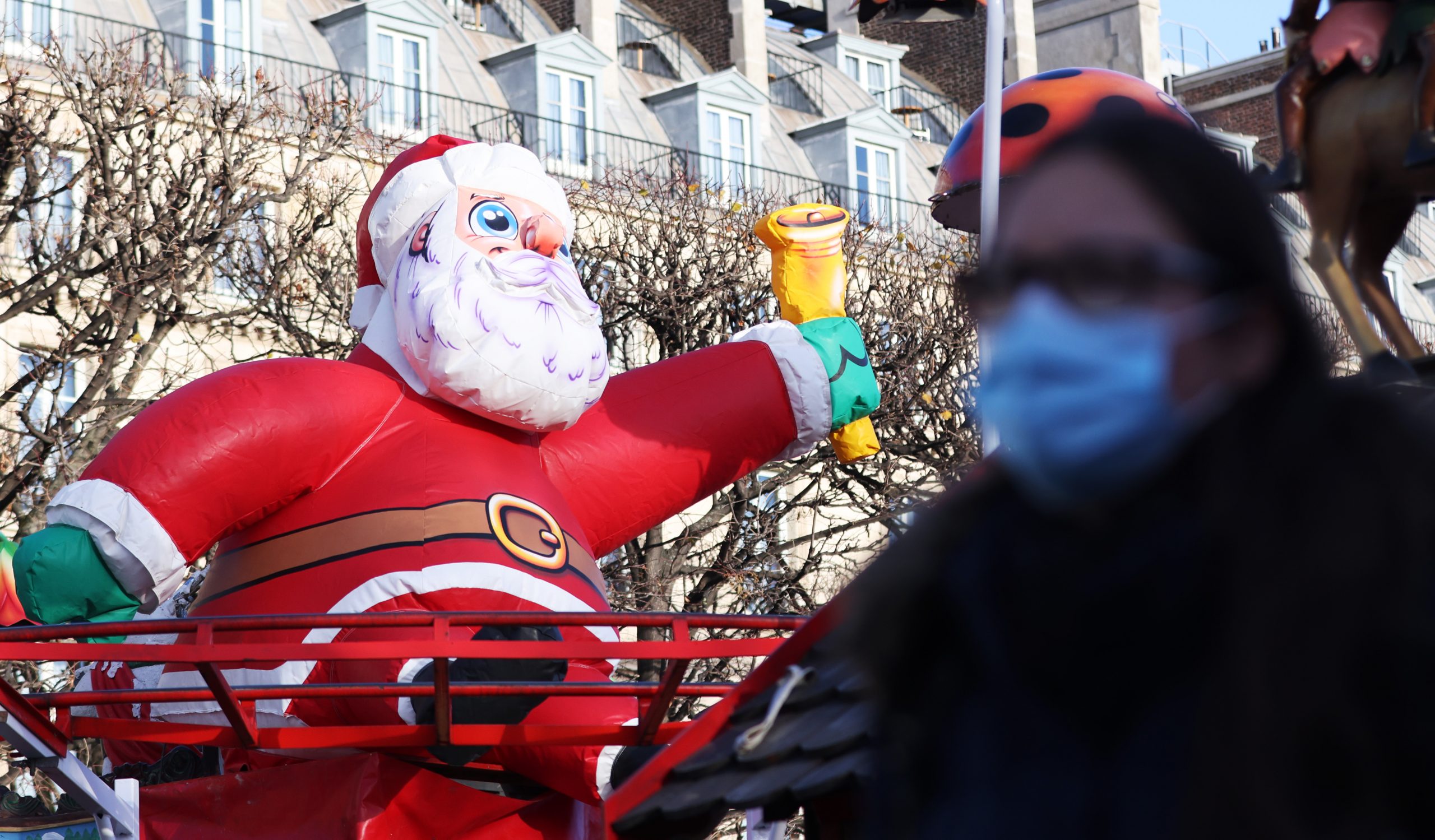 法国遭第五波疫情侵袭 无阻人民欢庆圣诞佳节