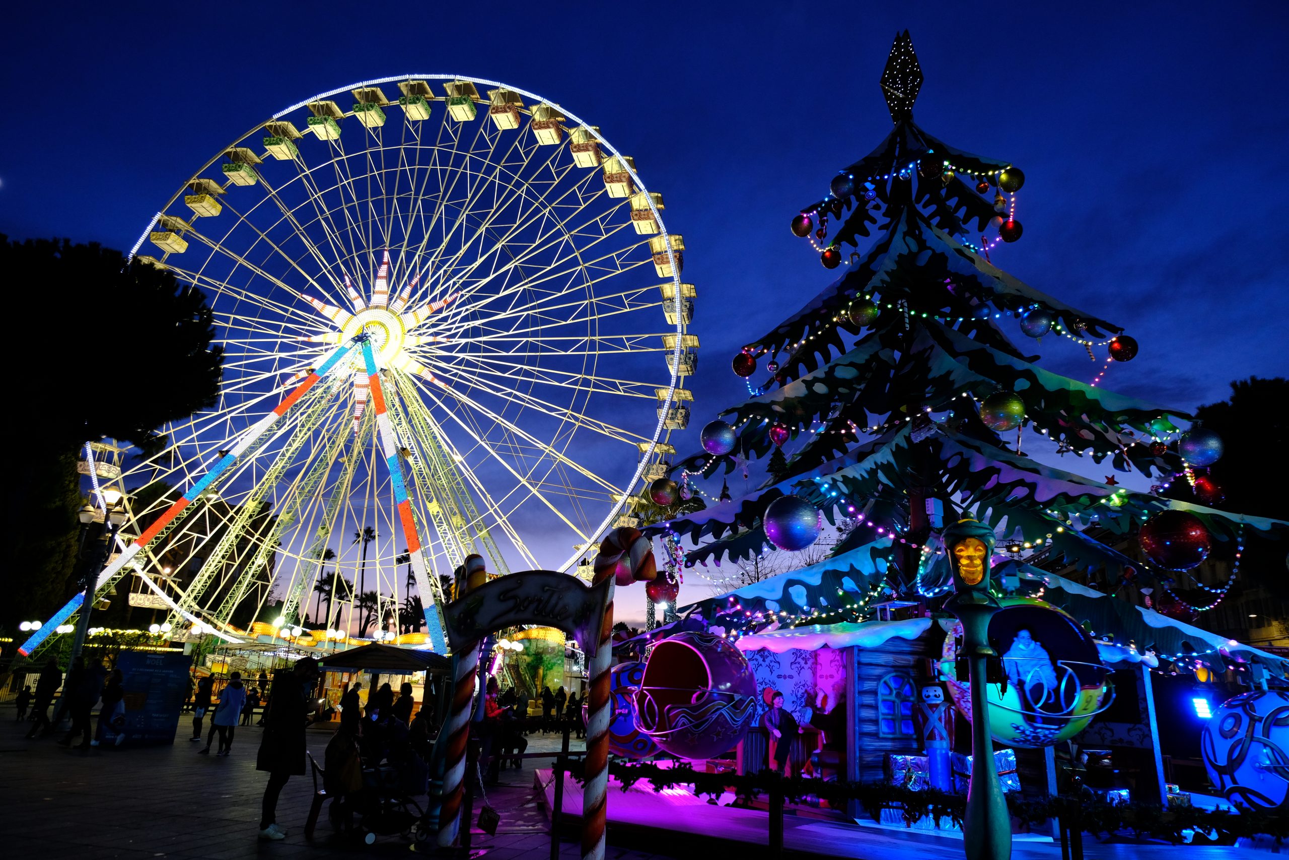 法国遭第五波疫情侵袭 无阻人民欢庆圣诞佳节