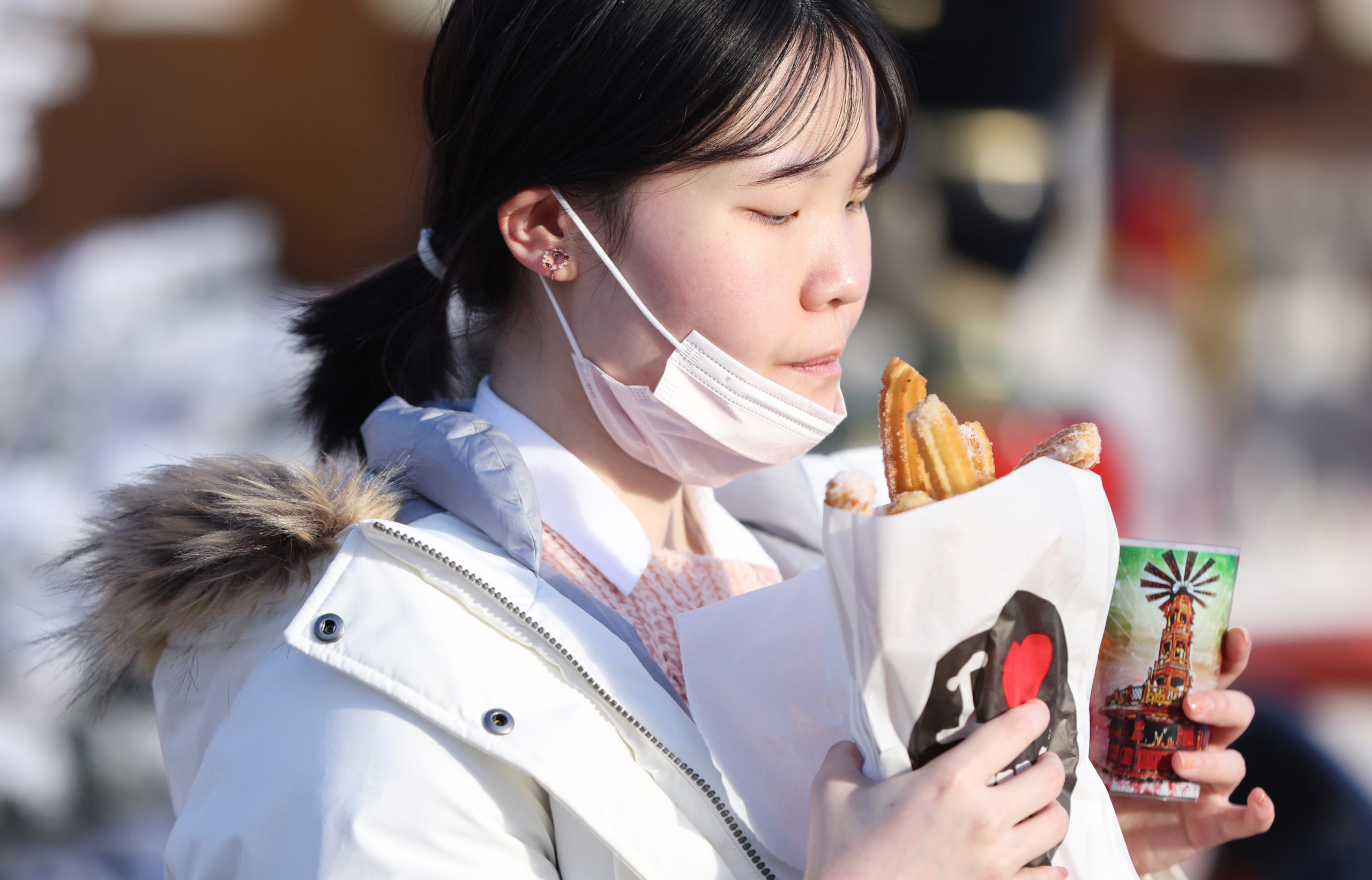 法国遭第五波疫情侵袭 无阻人民欢庆圣诞佳节