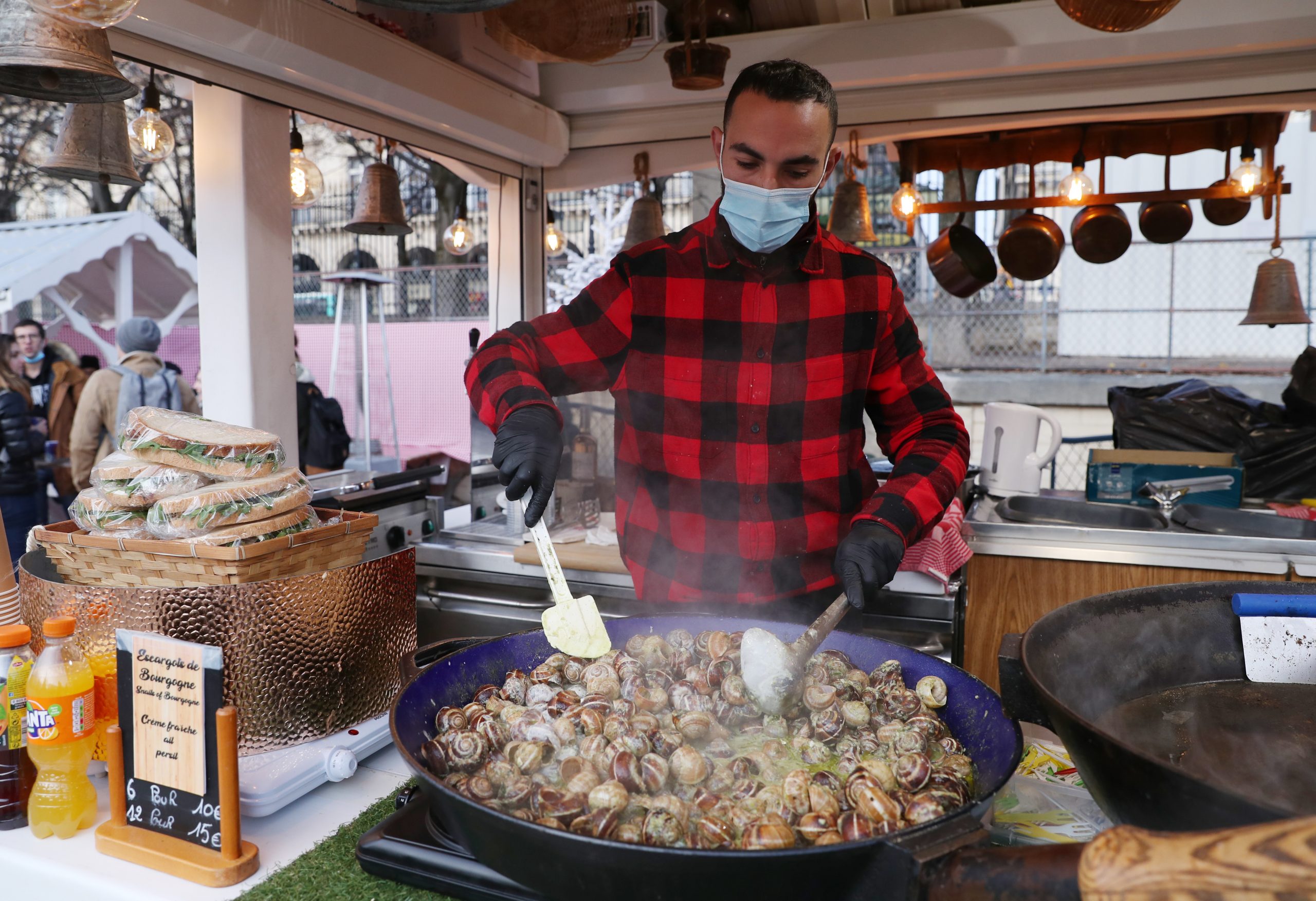法国遭第五波疫情侵袭 无阻人民欢庆圣诞佳节