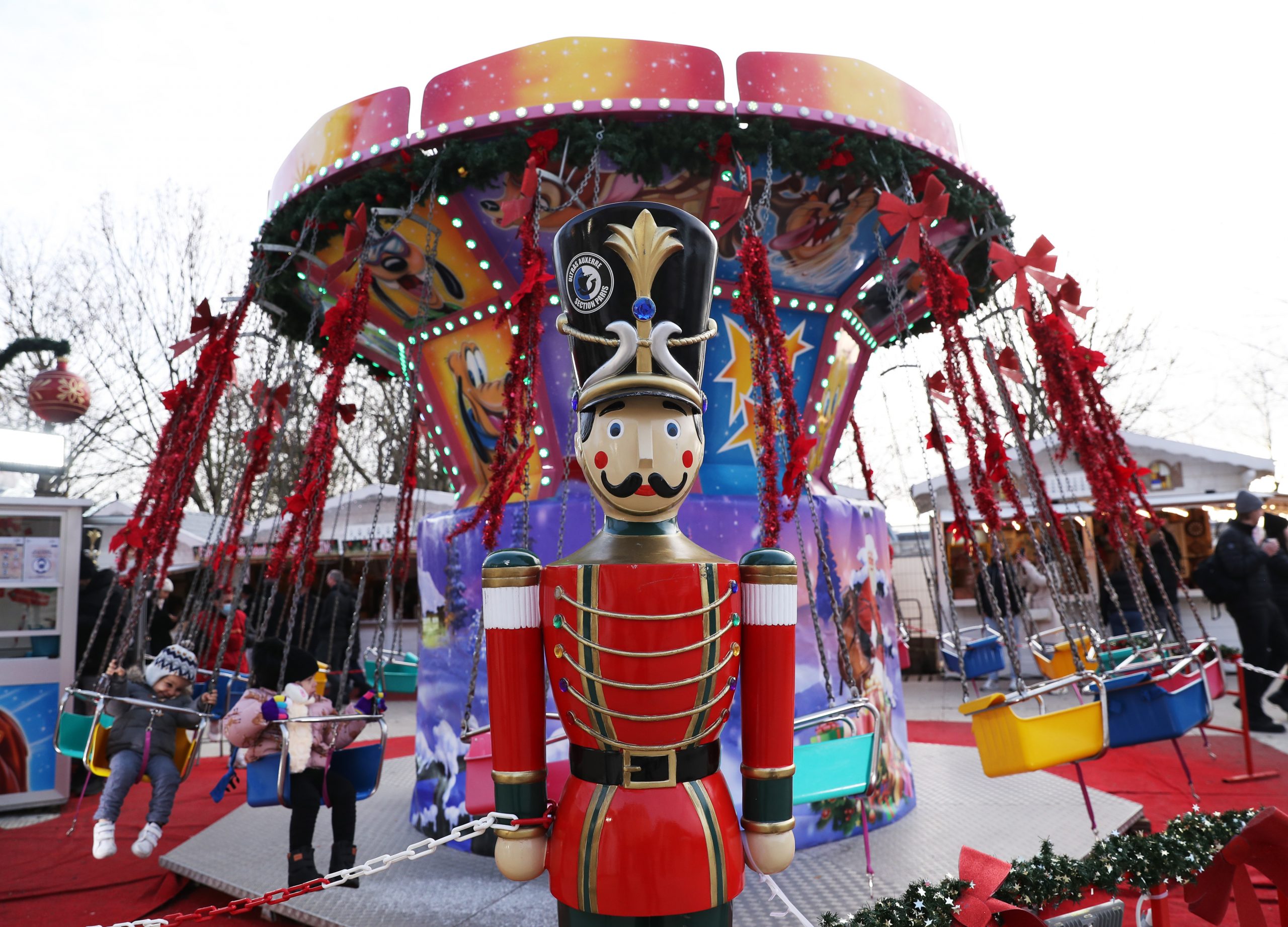 法国遭第五波疫情侵袭 无阻人民欢庆圣诞佳节