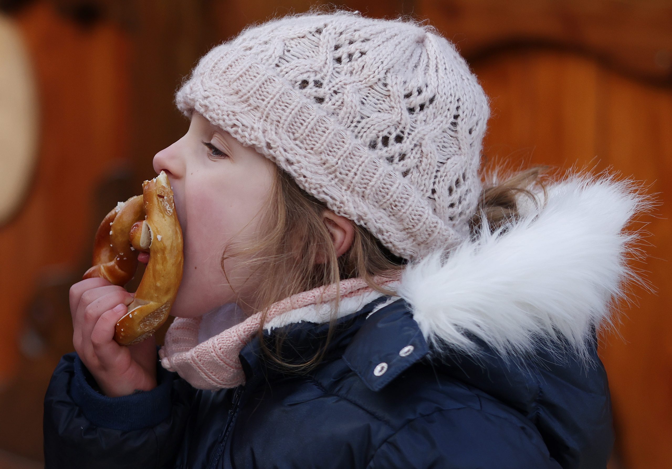 法国遭第五波疫情侵袭 无阻人民欢庆圣诞佳节