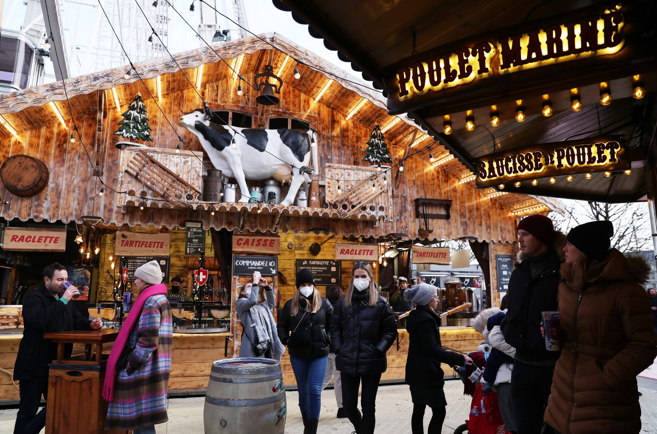 法国遭第五波疫情侵袭 无阻人民欢庆圣诞佳节